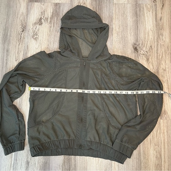 Lululemon Relaxed Fit Mesh Jacket Grey Sage / Size 6 - Picture 7 of 9